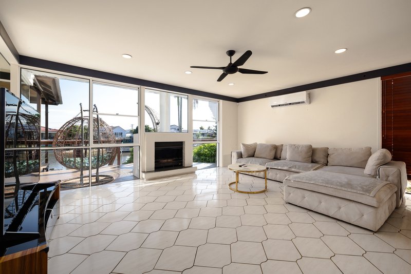 Photo - 8 Andrew Avenue, Broadbeach Waters QLD 4218 - Image 10