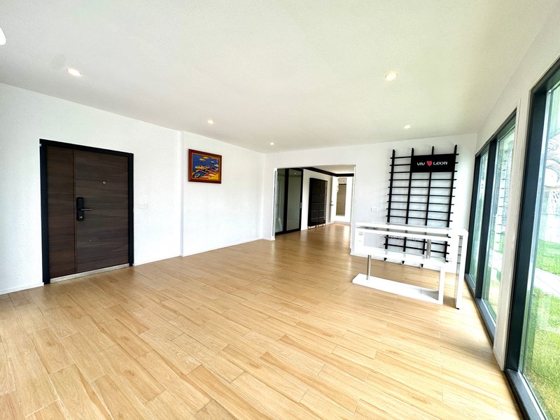 Photo - 8 Andrew Avenue, Broadbeach Waters QLD 4218 - Image 11