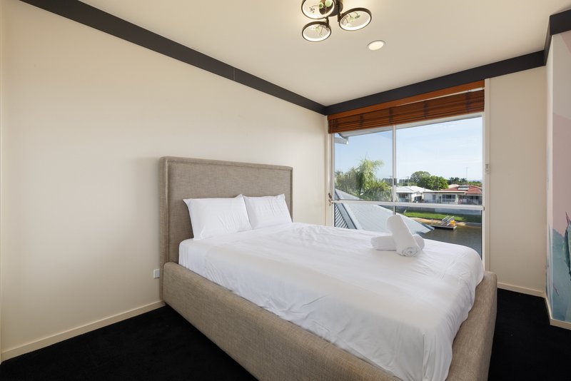 Photo - 8 Andrew Avenue, Broadbeach Waters QLD 4218 - Image 14
