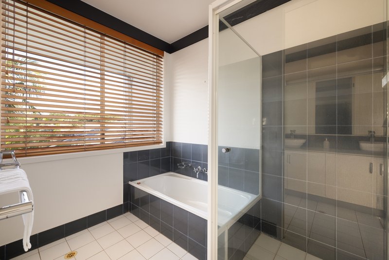 Photo - 8 Andrew Avenue, Broadbeach Waters QLD 4218 - Image 19