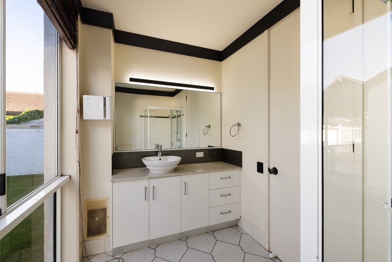 Photo - 8 Andrew Avenue, Broadbeach Waters QLD 4218 - Image 22