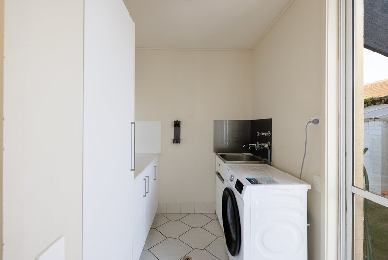 Photo - 8 Andrew Avenue, Broadbeach Waters QLD 4218 - Image 24