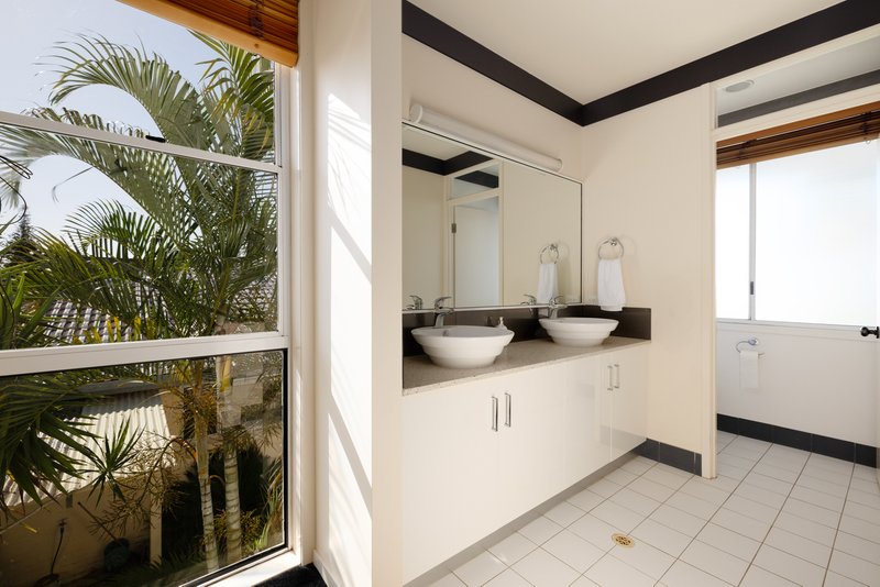 Photo - 8 Andrew Avenue, Broadbeach Waters QLD 4218 - Image 25