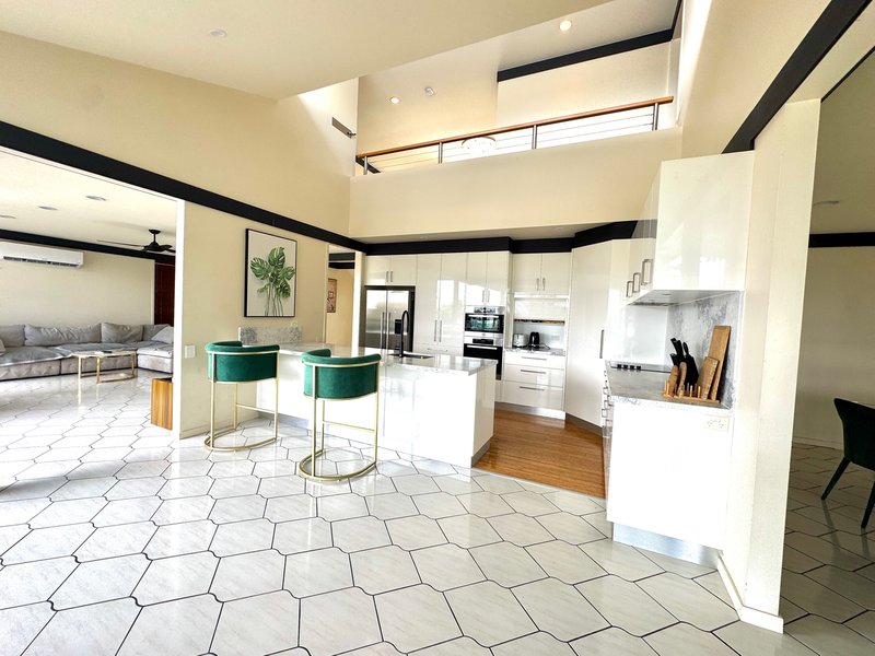 Photo - 8 Andrew Avenue, Broadbeach Waters QLD 4218 - Image 6