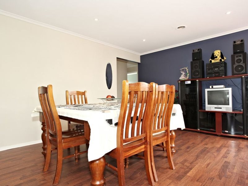 Photo - 8 Armoy Close, Cranbourne East VIC 3977 - Image 3