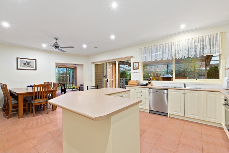 Photo - 8 Arnott Place, Narre Warren North VIC 3804 - Image 4