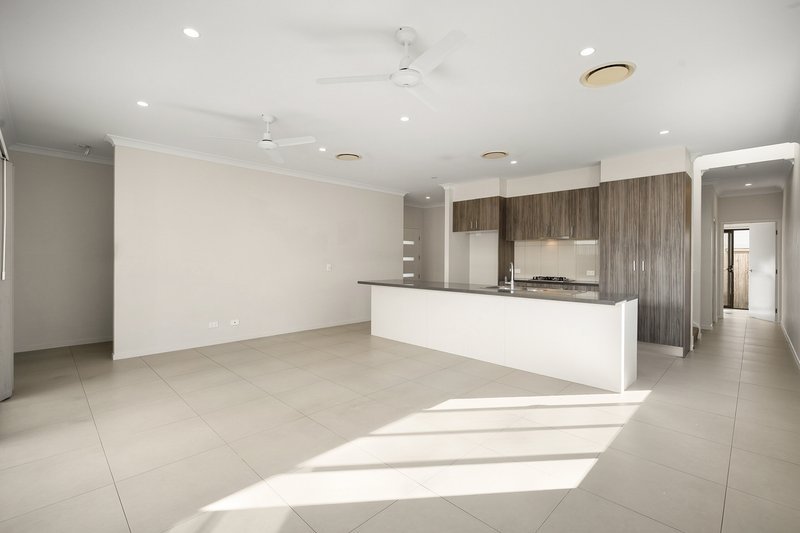 Photo - 8 Arrosa Street, Calamvale QLD 4116 - Image 3