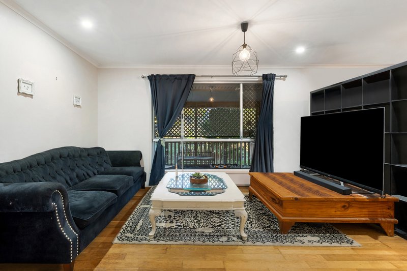Photo - 8 Augustins Crescent, Petrie QLD 4502 - Image 9