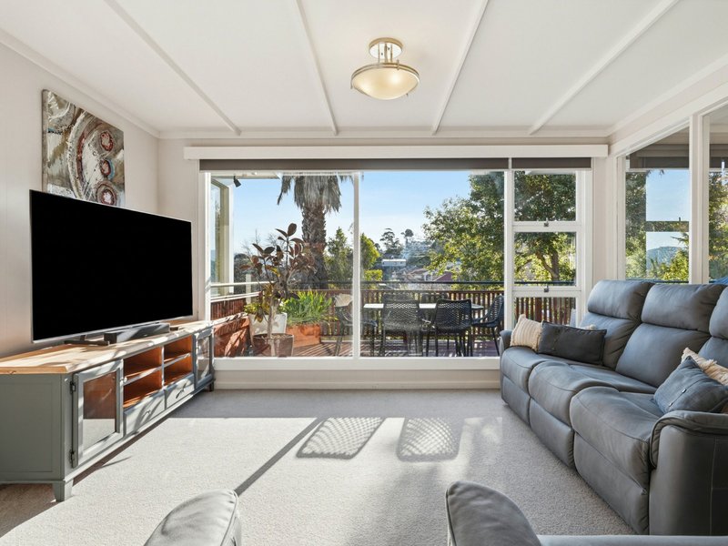 Photo - 8 Avoca Street, Lindisfarne TAS 7015 - Image 3