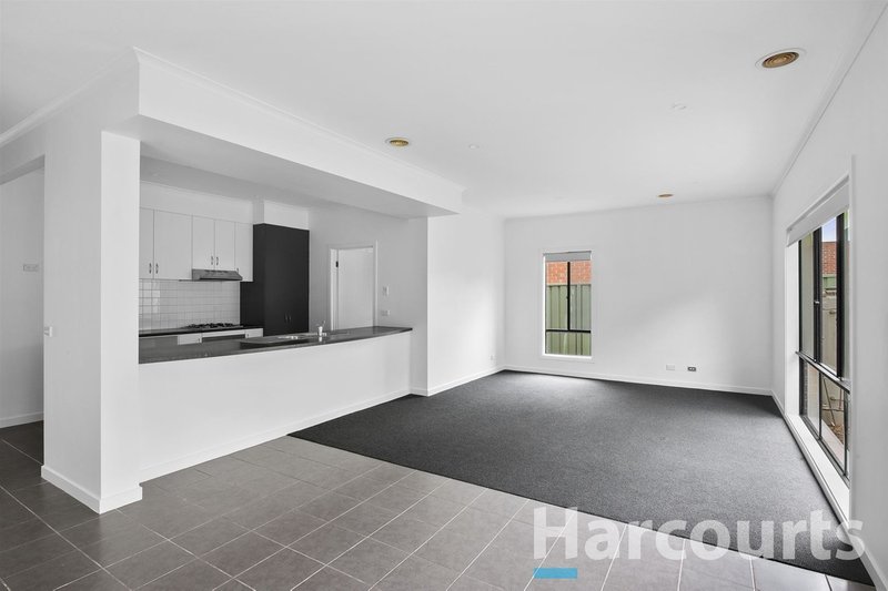 Photo - 8 Ayrvale Avenue, Lake Gardens VIC 3355 - Image 5