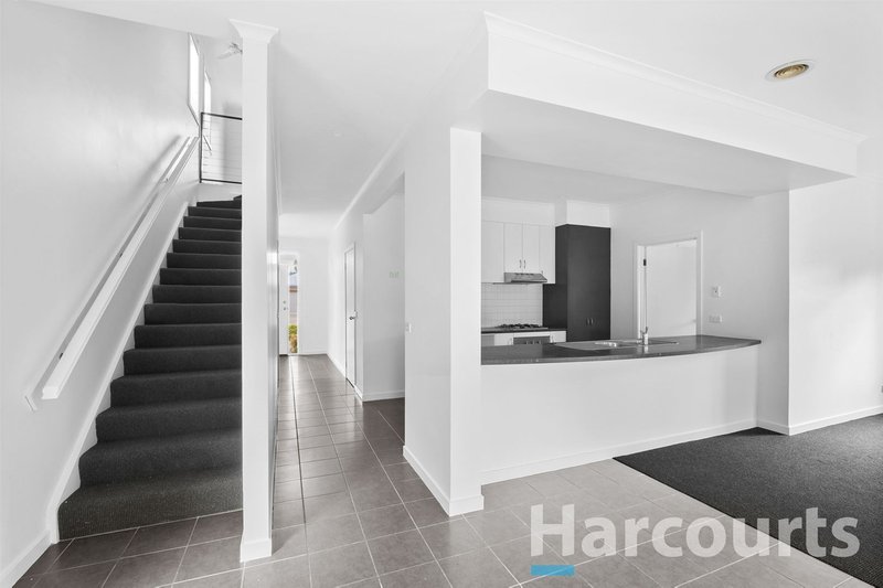 Photo - 8 Ayrvale Avenue, Lake Gardens VIC 3355 - Image 7