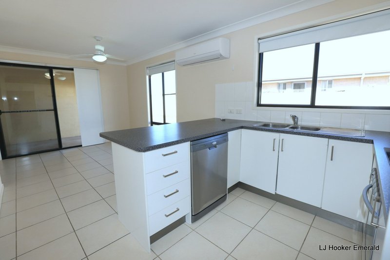 Photo - 8 Baird Street, Emerald QLD 4720 - Image 6