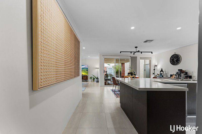 Photo - 8 Balliol Court, Piara Waters WA 6112 - Image 6