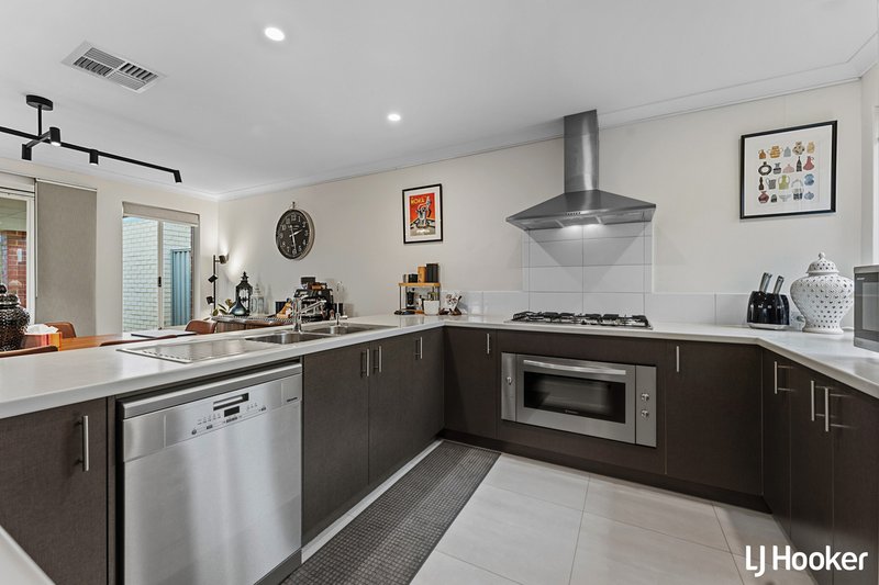 Photo - 8 Balliol Court, Piara Waters WA 6112 - Image 7