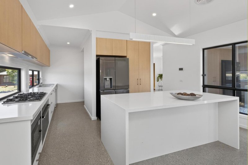 Photo - 8 Banksia Court, Campbells Creek VIC 3451 - Image 3