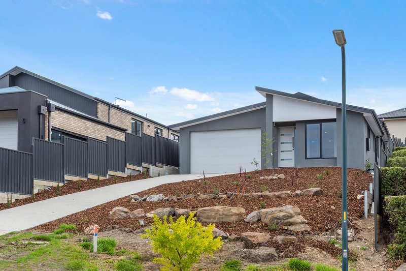 Photo - 8 Bannon Avenue, Sunbury VIC 3429 - Image 2