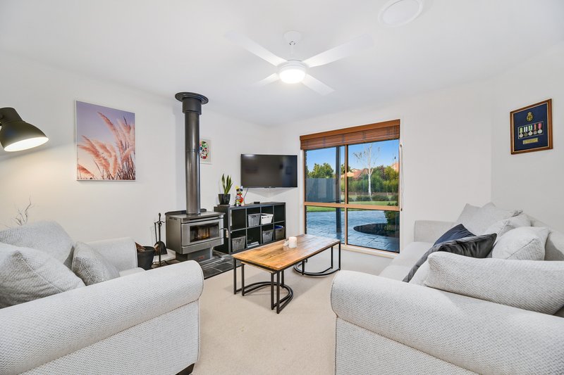 Photo - 8 Barber Court, Berwick VIC 3806 - Image 10