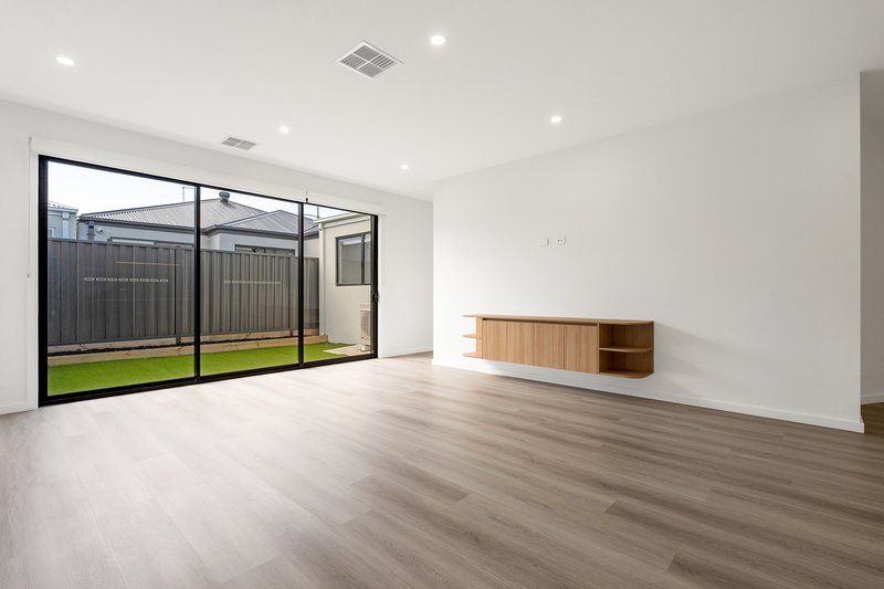 Photo - 8 Basalt Street, Donnybrook VIC 3064 - Image 6