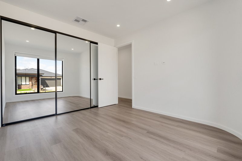 Photo - 8 Basalt Street, Donnybrook VIC 3064 - Image 8