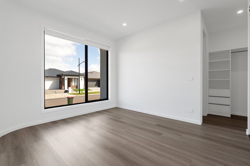 Photo - 8 Basalt Street, Donnybrook VIC 3064 - Image 9