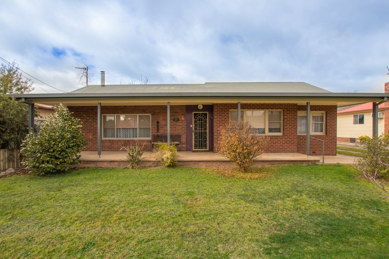 8 Bassett Street, Tumut NSW 2720