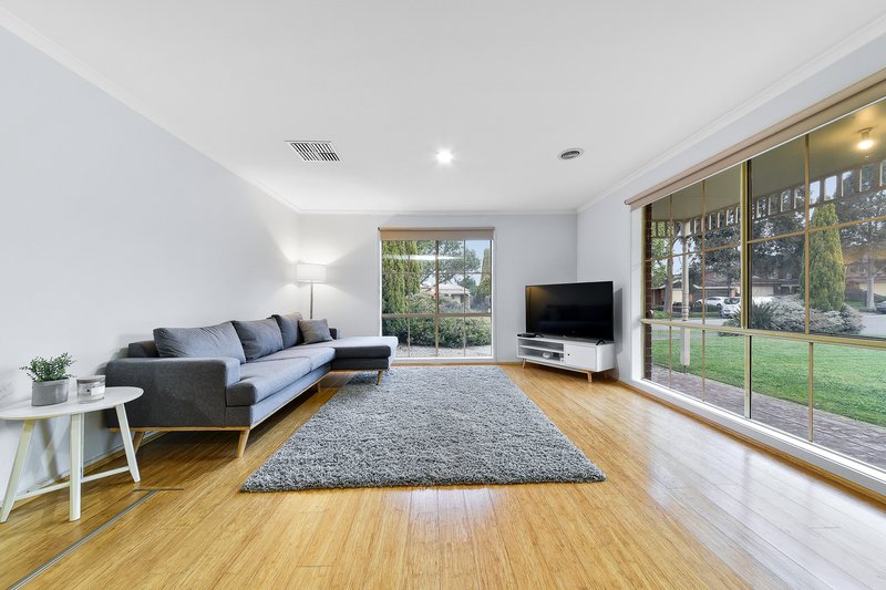 Photo - 8 Begonia Way, Narre Warren South VIC 3805 - Image 3