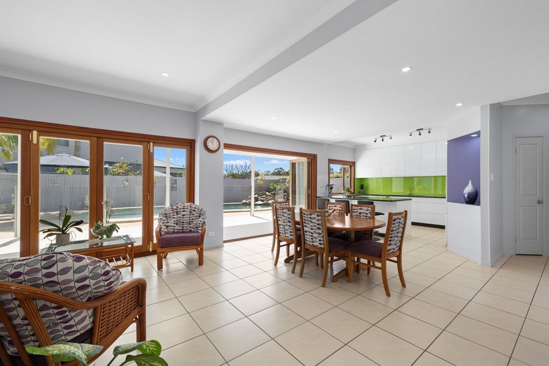 Photo - 8 Behan Crescent, Wakerley QLD 4154 - Image 2