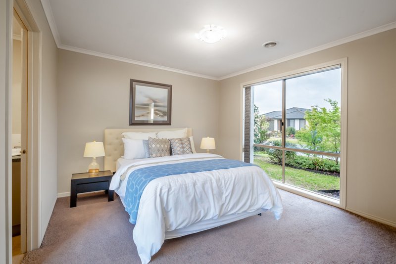 Photo - 8 Bellbrae Crescent, Cranbourne West VIC 3977 - Image 6