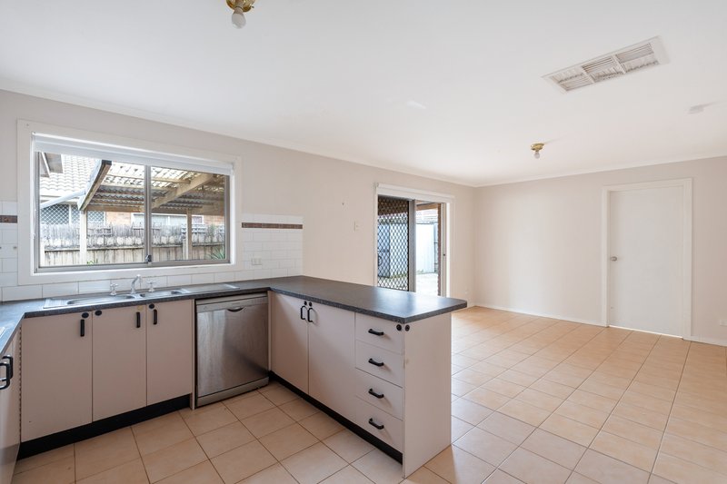Photo - 8 Belsay Place, Craigieburn VIC 3064 - Image 3