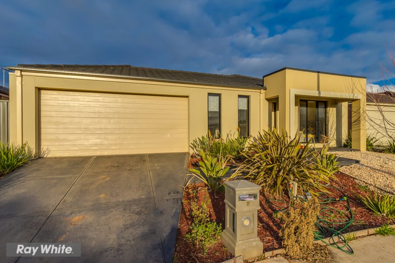 Photo - 8 Berowa St , Tarneit VIC 3029 - Image 2