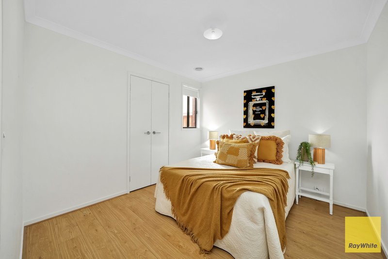 Photo - 8 Blackscroft Road, Thornhill Park VIC 3335 - Image 6