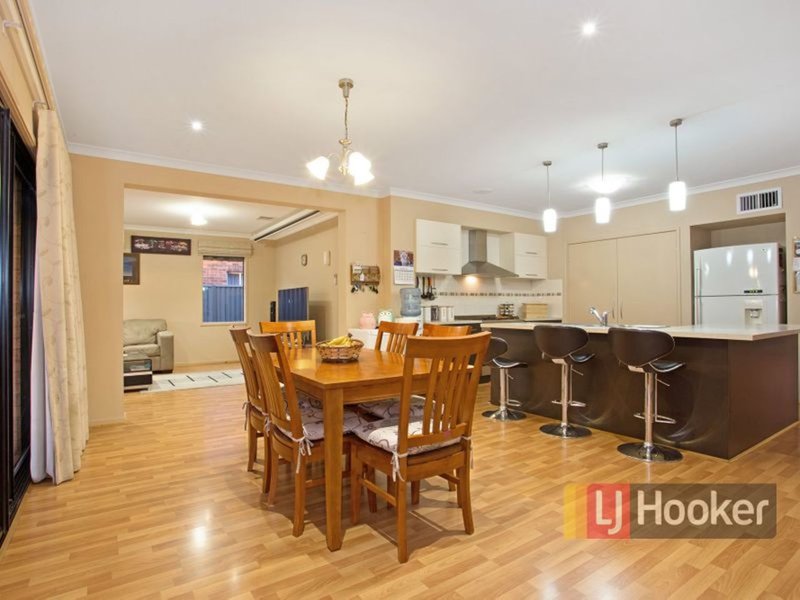 Photo - 8 Blackwood Drive, Pakenham VIC 3810 - Image 3