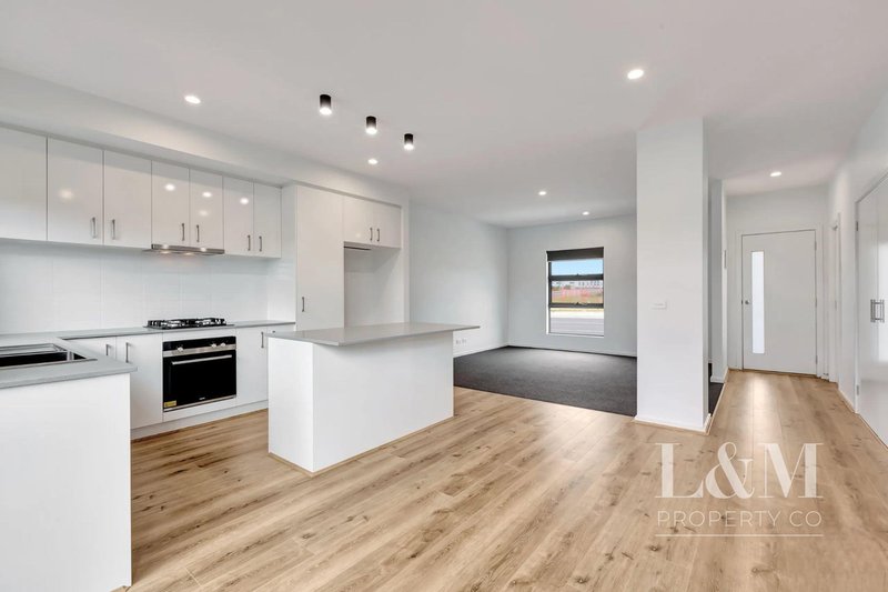 Photo - 8 Brendan Road, Greenvale VIC 3059 - Image 3