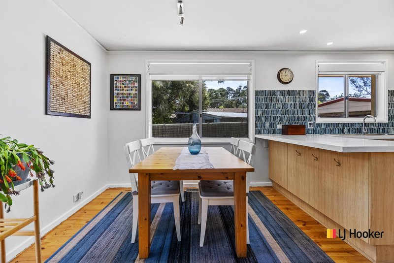 Photo - 8 Brooke Place, Wanniassa ACT 2903 - Image 4