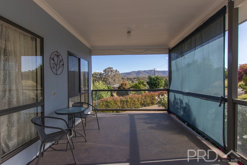 Photo - 8 Bundara Crescent, Tumut NSW 2720 - Image 5