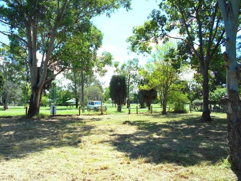 Photo - 8 Cairnscroft , Toogoolawah QLD 4313 - Image 2