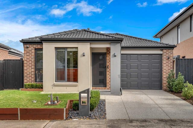 8 Calypso Drive, Mickleham VIC 3064