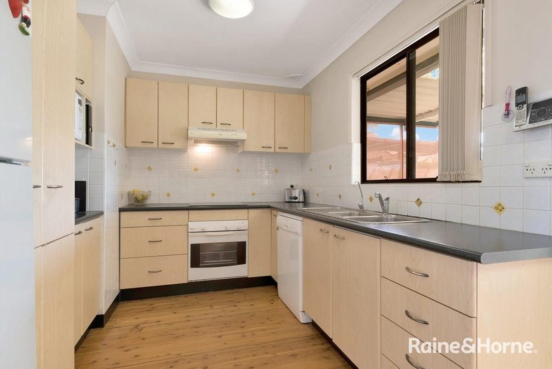 Photo - 8 Canara Place, Smithfield NSW 2164 - Image 3