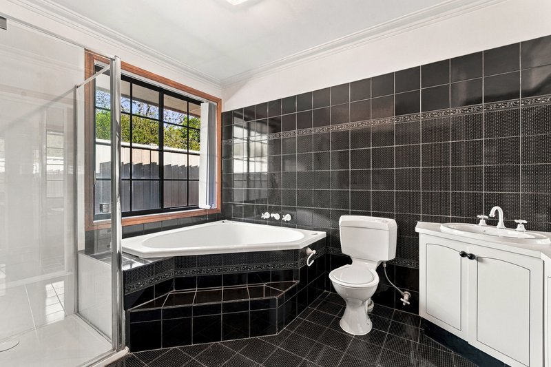 Photo - 8 Caprice Court, Keilor Downs VIC 3038 - Image 6