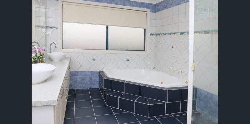 Photo - 8 Carlingford Close, Rowville VIC 3178 - Image 5