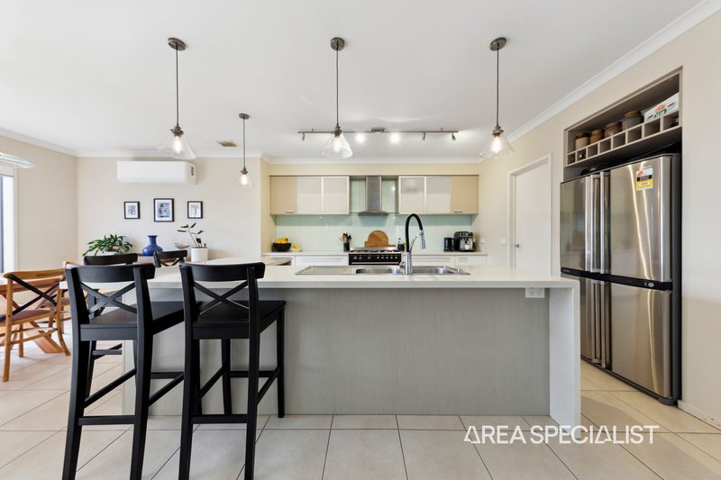 Photo - 8 Casey Court, Pakenham VIC 3810 - Image 2