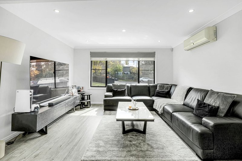Photo - 8 Cato Close, Edensor Park NSW 2176 - Image 3