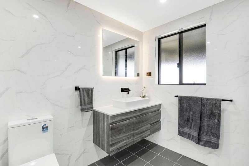 Photo - 8 Cato Close, Edensor Park NSW 2176 - Image 4