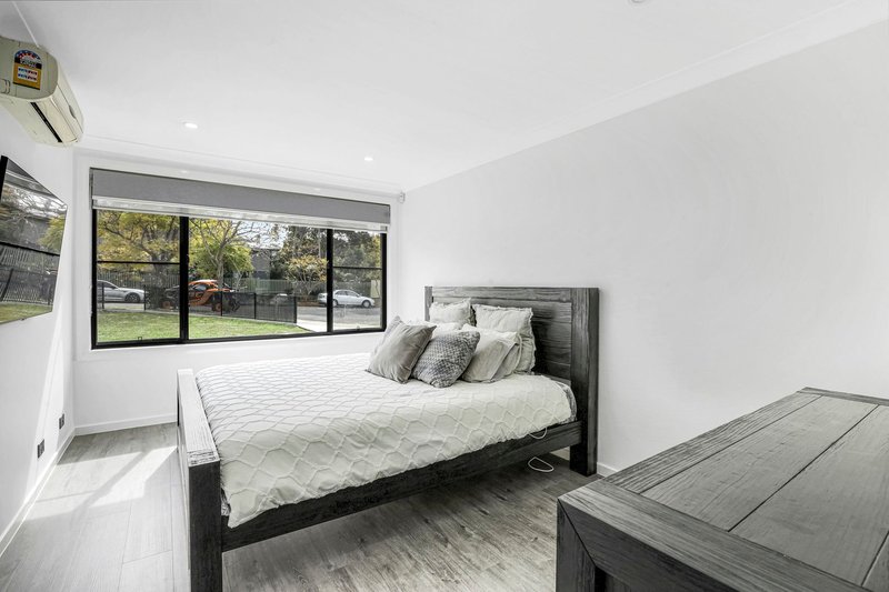 Photo - 8 Cato Close, Edensor Park NSW 2176 - Image 5