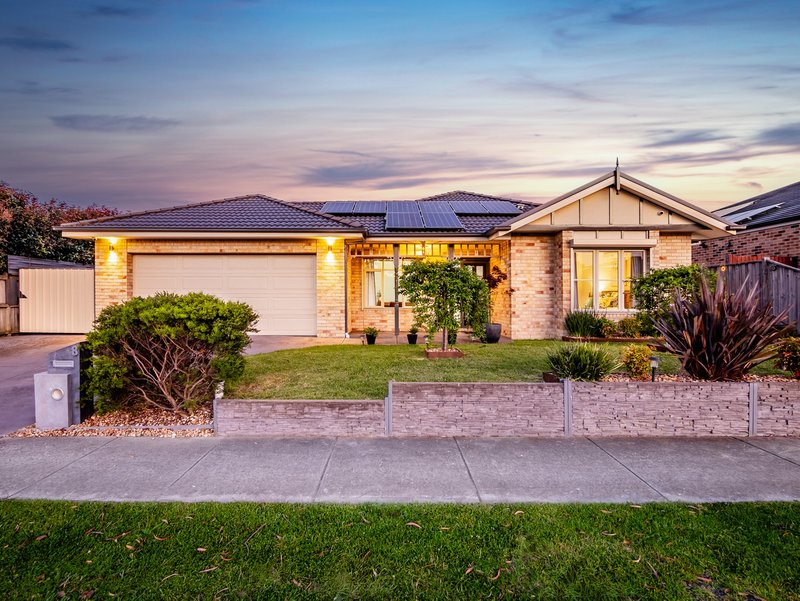 8 Chamberlain Street, Cranbourne East VIC 3977