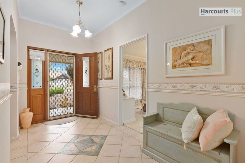 Photo - 8 Chatsworth Court, Hallett Cove SA 5158 - Image 5