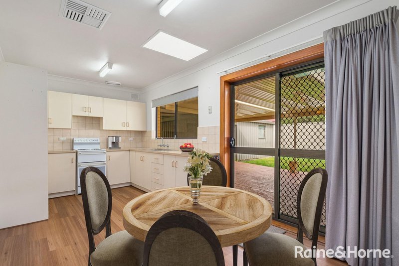 Photo - 8 Claire Avenue, Morphett Vale SA 5162 - Image 4