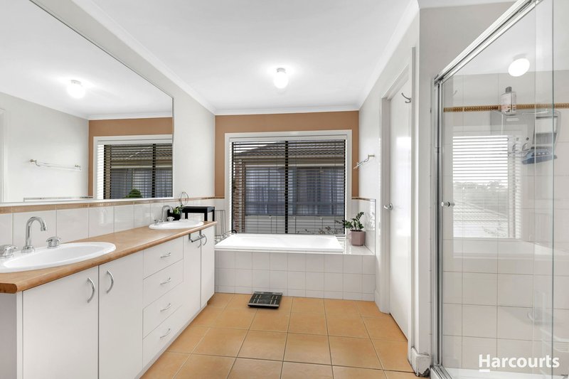 Photo - 8 Claretown Avenue, Caroline Springs VIC 3023 - Image 10