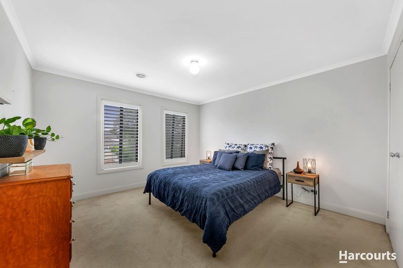 Photo - 8 Claretown Avenue, Caroline Springs VIC 3023 - Image 12