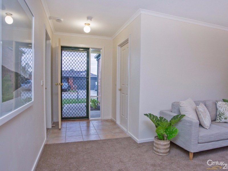 Photo - 8 Clendon Court, Carrum Downs VIC 3201 - Image 2